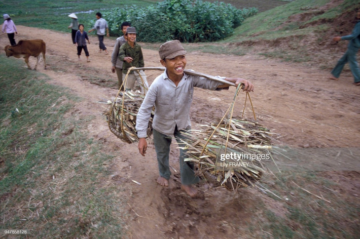 Nụ cười tươi của đứa trẻ dù trên vai trĩu gánh.
