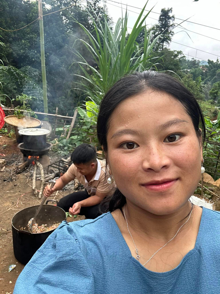 Trong suốt hành trình vợ sinh mang thai, chồng của Sùng Bầu luôn bên cạnh chăm sóc và động viên cô. Chồng của nữ TikTiker cũng phụ vợ mang hết đồ đạc và bóp chân cho vợ khi cô không đi lại được.