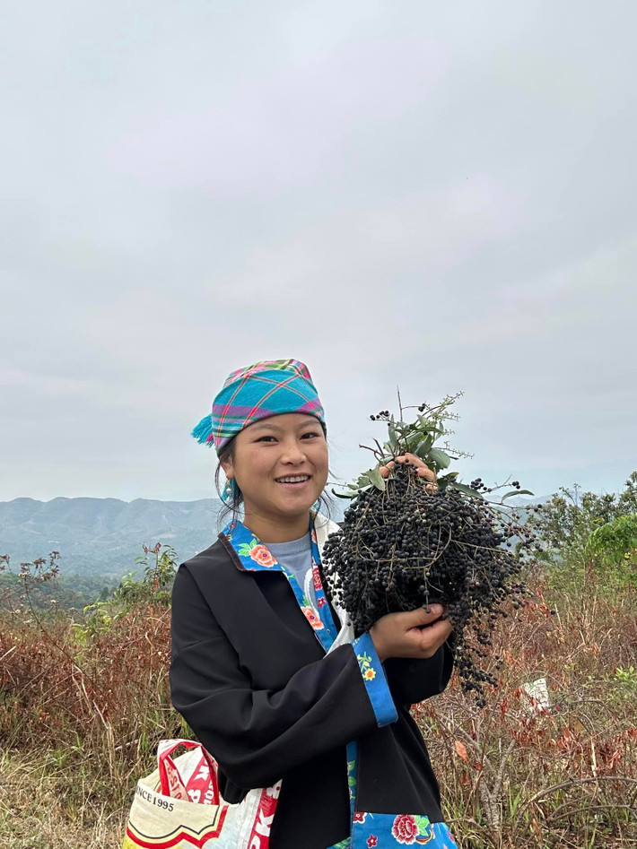 Ở thời điểm hiện tại, cuộc sống của Sùng Bầu đã khấm khá hơn, cô nàng vẫn thường xuyên cập nhật những hình ảnh đời thường, vẫn làm nương và lao động chân tay như hồi cô chưa nổi tiếng. Hiện Facebook cô nàng có hơn 92.000 người theo dõi.