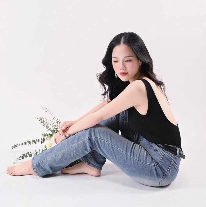 Mới đây trên trang cá nhân, "cô chủ tiệm nail" Huyền My khoe ảnh chân dung, khoe sắc vóc miễn chê ở tuổi 30.