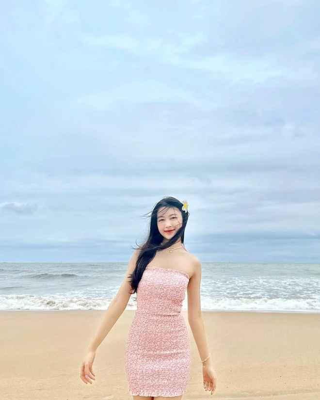 “Mẹ của các con cũng theo dõi hàng ngày chứ không buông lỏng. Trên MXH, khi Lọ Lem đăng 1 bức hình lượt like cũng kinh khủng lắm, thậm chí lượng fan giờ cũng hơn ba luôn” - MC Quyền Linh nói.