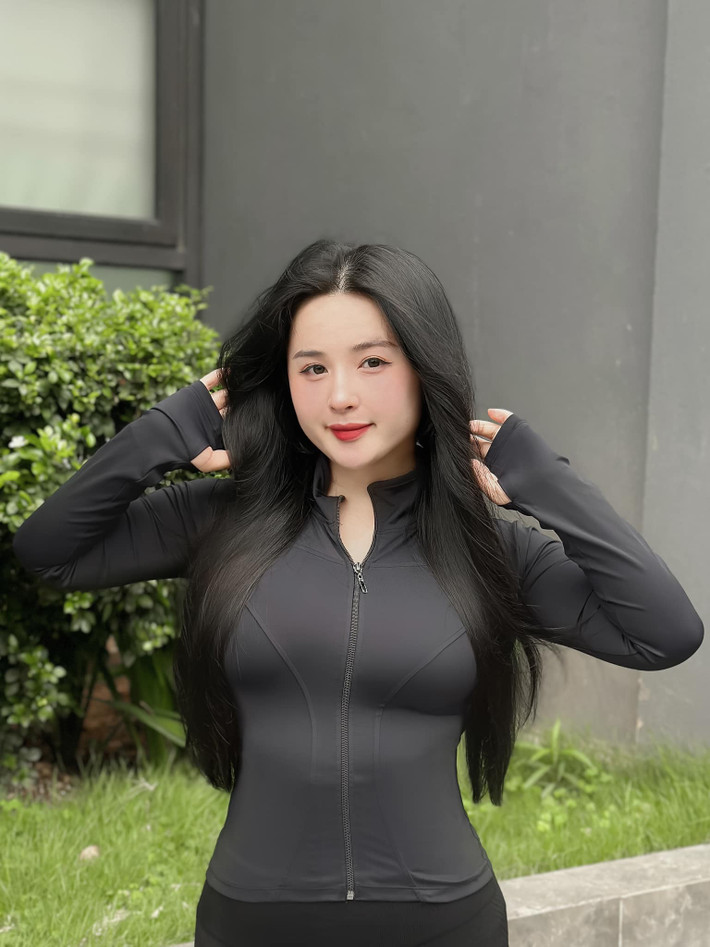 Ngay từ những ngày đầu lên sóng livestream, cô nàng chọn cho mình phong cách nhẹ nhàng, ăn mặc kín đáo. Tuy nhiên mỗi buổi trực tiếp của cô nàng vẫn thu hút lượng người xem cực khủng.