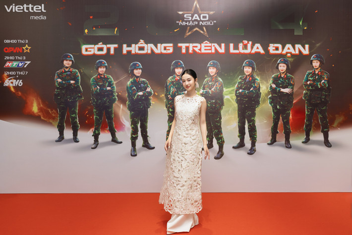 Xuất hiện trong gala Sao Nhập Ngũ 2024 với chiếc váy trắng với những họa tiết lỗ khá lạ mắt, "hotgirl trà sữa" Jun Vũ nổi bật trên thảm đỏ.