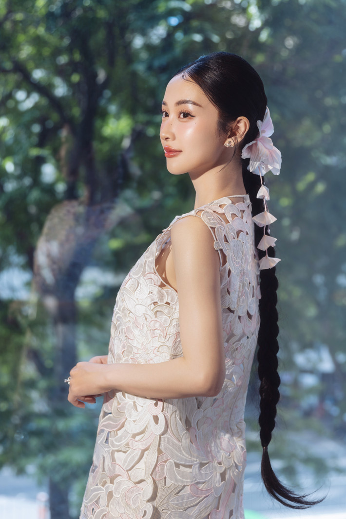 Thời sinh viên, Jun Vũ theo học ngành Quản trị kinh doanh tại Đại học Assumption, Thái Lan. Tuy nhiên, cô vẫn thường xuyên tham gia các hoạt động nghệ thuật tại Việt Nam và Thái Lan.