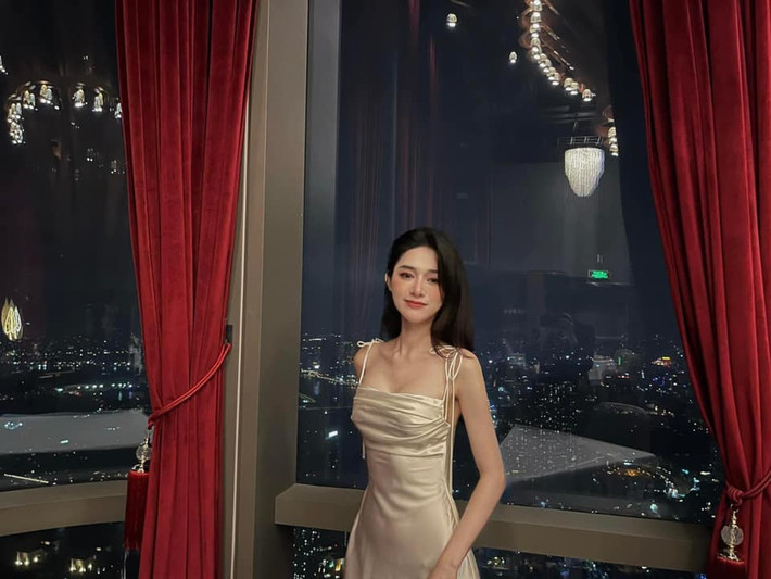Khác với vẻ rụt rè, ngại ống kính, Thúy Huyền đã rèn luyện được thần thái tự tin, gợi cảm.