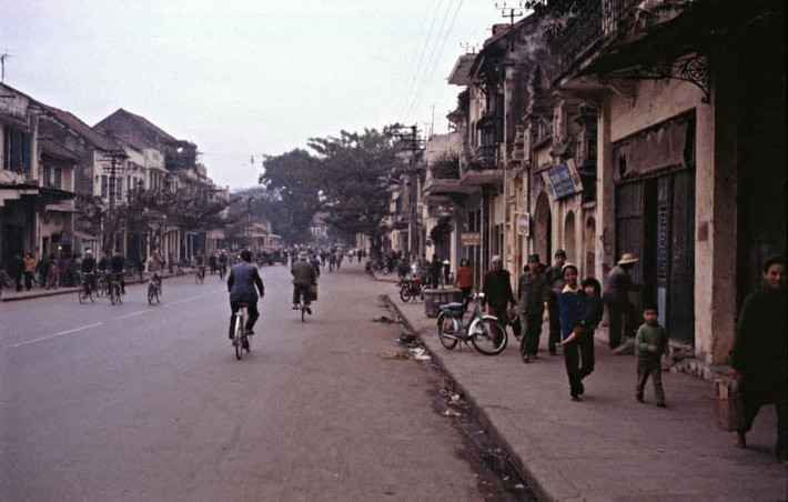 Hà Nội trong những năm vừa qua phát triển một cách chóng mặt với sự ra đời của những tòa nhà cao tầng, của cơ sở vật chất hiện đại. Cũng chính vì vậy, những bức ảnh xưa trở thành những khoảnh khắc vô giá khiến người xem không khỏi bồi hồi. Loạt ảnh được chụp bởi nhiếp ảnh gia người Hà Lan Ab Stokvis vào năm 1980.