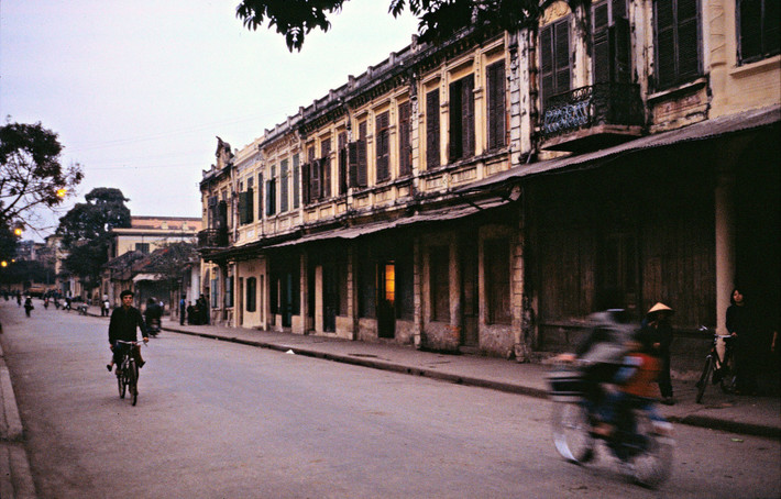 Phố hàng Đậu xưa. (Ảnh: Ab Stokvis)