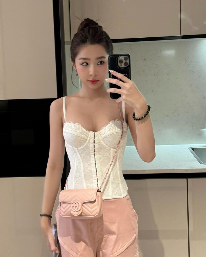 Không chỉ có vẻ ngoài xinh xắn, cô bạn còn được yêu quý vì tính cách hài hước, nhí nhảnh, thường xuyên tương tác với fan.