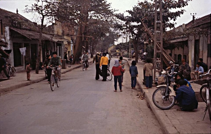 Cuối năm 1979, nhiếp ảnh gia Ab Stokvis cùng đoàn thiện nguyện gồm các nhà báo, chuyên gia y tế làm việc cho một tổ chức phi chính phủ tới Việt Nam thăm những cơ sở y tế, trung tâm chăm sóc trẻ mồ côi, vô gia cư. Đoàn tới Hà Nội đầu tiên, sau đó là Hải Phòng, Đà Nẵng, Huế, TP HCM. Nhiếp ảnh gia ghi lại hình ảnh phố phường, cuộc sống nơi ông đi qua.