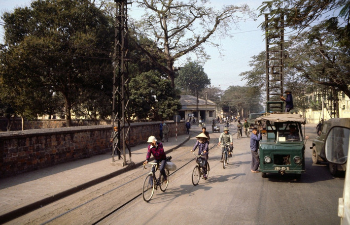 Vào những năm 1980, phương tiện chủ yếu để di chuyển của người dân vẫn là xe đạp.