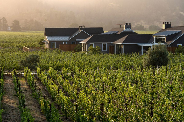 Thung lũng Napa tại bang California, Mỹ là một trong những nơi tuyệt vời nhất để du lịch vào tháng 8. Du khách có thể tìm đến khu nghỉ dưỡng Four Seasons Resort and Residences Thung lũng Napa, được xây dựng trên một nhà máy rượu đang hoạt động. Ảnh: Four Seasons Resort and Residences