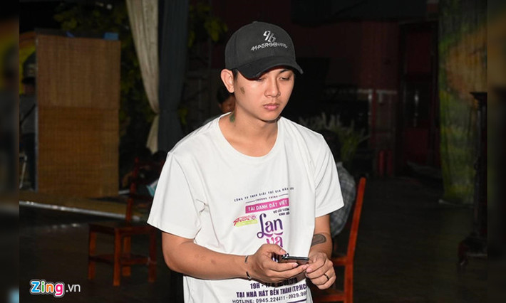 Trái với những tin đồn đi trễ, thường xuyên hủy show trước đây, Hoài Lâm đến sân khấu từ sớm. Anh ngồi chăm chú theo dõi nghệ sĩ Hồng Đào, Hồng Nga, Chí Tâm tập tuồng. Sau đó, anh nhờ NSƯT Thanh Kim Huệ hướng dẫn kỹ năng hát cải lương.