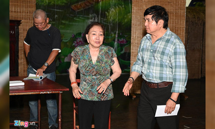 Nghệ sĩ Hồng Nga và Chí Tâm đầy năng lượng trên sân khấu. Ở tuổi 73, nữ nghệ sĩ vẫn làm người nghe thích thú bởi giọng hát vang và khỏe.