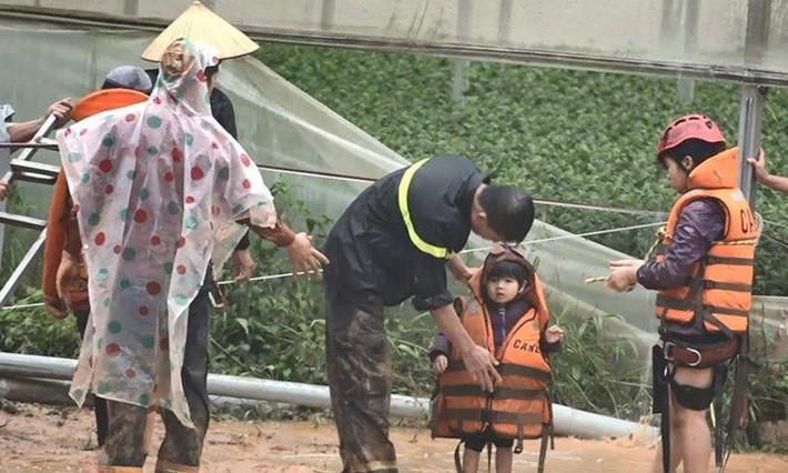 Trận lũ lụt quét qua bất ngờ tại Tây Nguyên gây ra nhiều thiệt hại nghiêm trọng. Tuy nhiên, lực lượng chức năng đã có mặt và cùng người dân khắc phục hậu quả. Trong ảnh là một em bé đang được chiến sĩ công an cho mặc áo phao.