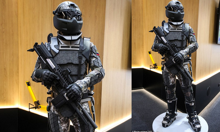 Bộ áo giáp tác chiến Ratnik-3 được thiết kế nổi bật với phần khung kim loại bao bọc bên ngoài, tạo hiệu ứng thị giác rất hầm hố, đồng thời giúp bảo vệ hiệu quả người lính trên chiến trường. Nếu nhìn lướt qua, có thể dễ dàng liên tưởng tới siêu anh hùng điện ảnh "Iron Man" hoặc các người máy, chiến binh tương lai phim ảnh khác. Ảnh: Tass.