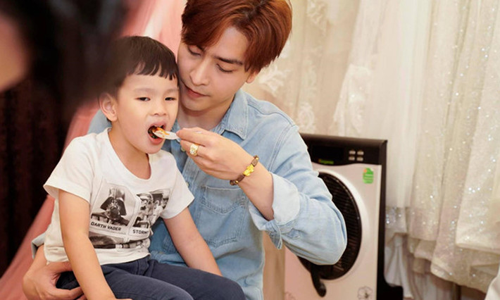 Thu Thủy kể trong suốt 2 năm cô và chồng trẻ Kin Nguyễn đã cùng nhau nuôi dạy con trai: "Thủy biết mọi người đang lo lắng cho Henry và cả Thủy. Mọi người hãy yên tâm nếu ba Kin đánh đập tàn bạo như mọi người đang suy diễn thì mẹ chính là người đứng ra để bảo vệ con".