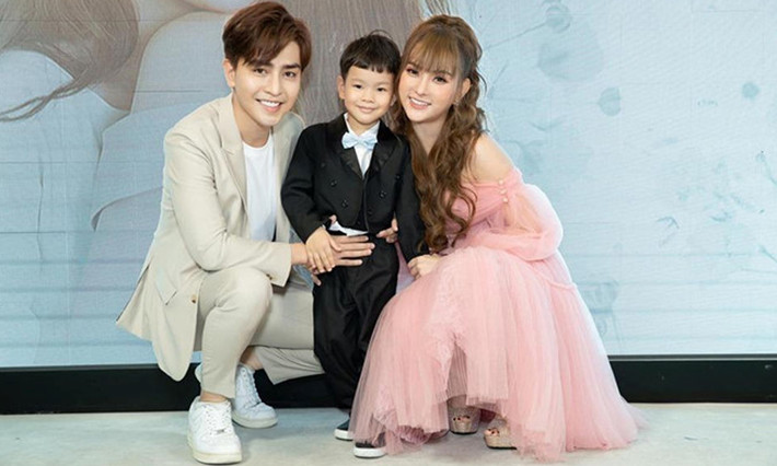 Nữ ca sĩ khẳng định bản thân đủ trưởng thành để phân biệt đúng sai. Với bản năng của một người mẹ, cô biết mình cần làm gì để bảo vệ con trai. Thu Thủy chia sẻ: "Thủy là mẹ độc thân, đứt ruột đẻ con mình ra, nuôi con suốt 4 năm qua, bản thân đủ lớn để nhận biết đúng sai, cái nào tốt cho con và bản thân mình".