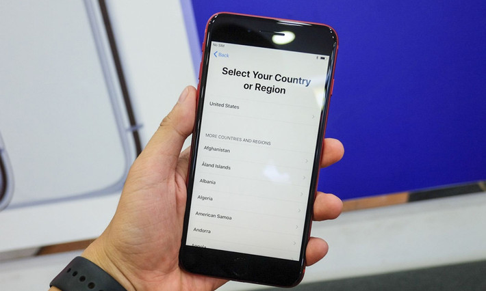 Tuy chắc chắn các cửa hàng bán đồ Apple xách tay vẫn sẽ chịu trách nhiệm bảo hành cho các thiết bị bán ra, nhưng tâm lý người dùng sẽ kém hài lòng hơn, khi chính sách hậu mãi chính hãng thay đổi.