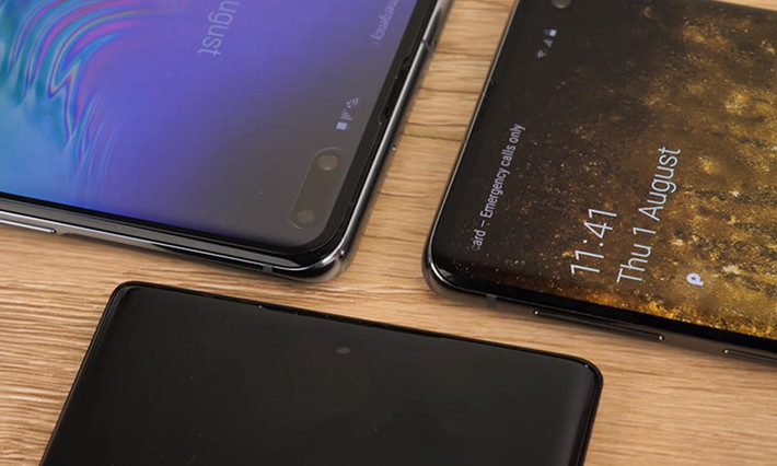 Đúng như các tin đồn rò rỉ trước đó, Samsung Galaxy Note 10 sẽ có camera selfie nằm trong phần hiển thị theo phong cách màn hình đục lỗ. Camera trước sẽ được đặt ở vị trí chính giữa gần cạnh trên, thay vì đặt lệch sang phải như thiết kế màn hình của mẫu Galaxy S10 ra mắt cách đây không lâu.