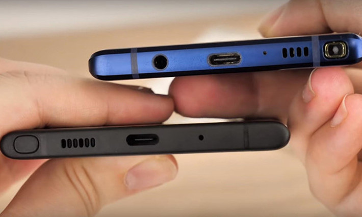 Đầu tiên, dễ nhận thấy nhất là cổng âm thanh 3.5mm dưới cạnh đáy đã được Samsung lược bỏ. Cuối cùng thì hãng cũng đã theo chân các nhà sản xuất khác, tích hợp sạc, kết nối âm thanh và kết nối dữ liệu vào chung cổng Type-C phổ biến. Bên cạnh cổng kết nối Type-C vẫn là lỗ mic và một đường viền giúp hỗ trợ sóng. Ở phía đối diện, chúng ta có cụm khe loa 5 lỗ và khay chứa bút S-pen. Về cơ bản, mặt đáy Note 10 được bố trí khá giống người tiền nhiệm Note 9.