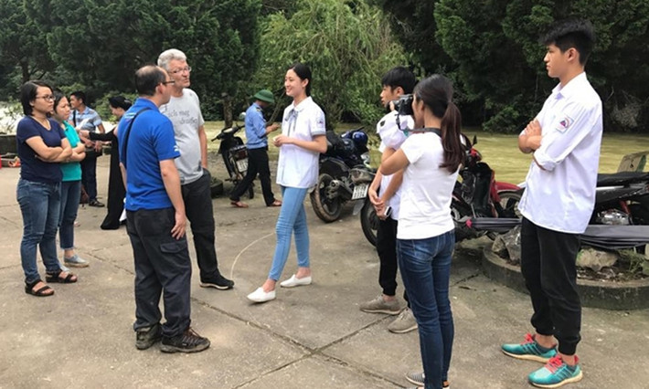 Ngoài các cuộc thi, Lương Thùy Linh cũng rất tích cực tham gia các hoạt động thực tế để nâng cao khả năng giao tiếp với người nước ngoài. Trong ảnh, tân Hoa hậu tham gia hỗ trợ cô giáo Lưu Thị Thuý Ngà giới thiệu tới đoàn công tác của UNESCO trong chuyến thẩm định Công viên địa chất non nước Cao Bằng lên Công viên địa chất Toàn cầu hồi tháng 7/2017.