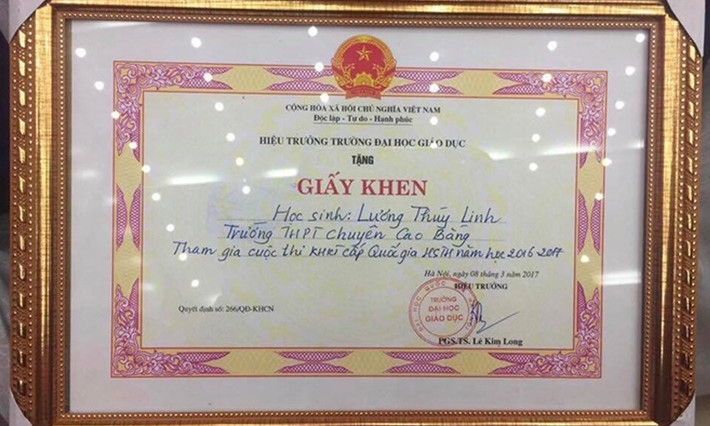 Giấy khen do trường THPT Chuyên tỉnh Cao Bằng cấp năm 2017. Tân Hoa hậu từng ghi danh bảng vàng, trong cuộc thi KHKT cấp Quốc gia dành cho học sinh trung học.