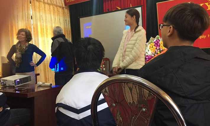 Cô gái 10x tham gia trợ giảng cho chuyên gia Mỹ tập huấn giảng dạy cho giáo viên tiếng Anh tỉnh Cao Bằng.