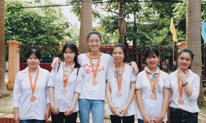 Lương Thùy Linh chụp hình cùng các bạn cùng trường THPT Chuyên Cao Bằng tham gia Trại hè Hùng Vương năm 2017 tại Tuyên Quang. Một lần nữa, Linh xuất sắc đạt được huy chương đồng.