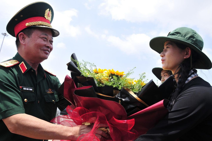 Trung tướng Trần Hoài Trung, Bí thư Đảng ủy, Chính ủy Quân khu 7 tặng hoa cho nữ du kích
