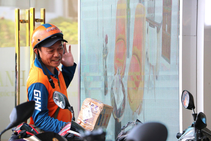 Anh Nguyễn Duy Mỹ năm nay 44 tuổi, anh Mỹ làm nghề shiper cho hãng Giao Hàng Nhanh đến nay đã được 3 năm.