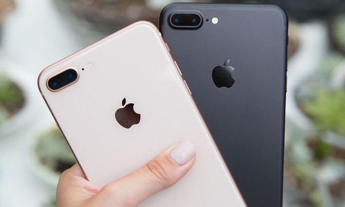 Với mẫu máy iPhone 7 Plus, phiên bản dung lượng 32GB không khóa mạng, hình thức like new 99% có giá khoảng 8 triệu đồng. Riêng phiên bản iPhone 7 Plus dung lượng 128GB, bản sim lock khóa mạng thì có giá chỉ 7,5 triệu đồng. Đây được coi là mức giá rất dễ tiếp cận.
