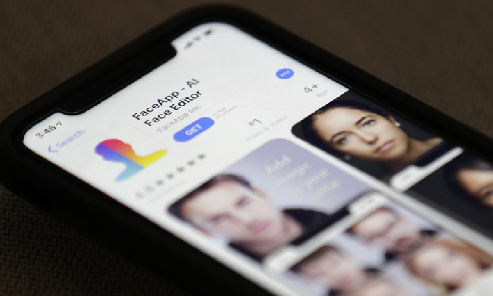 Faceapp cung cấp các bộ lọc trẻ hóa và già hóa miễn phí, tuy nhiên, thực tế, Wireles Lab không chỉ kiếm tiền từ quảng cáo. Nếu muốn có những bức ảnh không kèm Watermark, người dùng sẽ buộc phải trả phí. Faceapp đồng thời cũng cung cấp thêm một số bộ lọc bổ sung để hấp dẫn người dùng trả tiền. Hoặc đơn giản, bạn phải trả phí để loại bỏ quảng cáo.