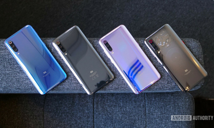 Nhiều nhà phân tích cũng đã nghiên cứu thị trường và chỉ ra rằng: các sản phẩm Smartphone thuộc hai thương hiệu con: Mi và Redmi của Xiaomi gần như đã lấp đầy mọi phân khúc giá. Do đó, việc thương hiệu con Poco chen chân vào giữa Mi và Redmi, chắc chắn sẽ tạo ra sự chồng chéo về giá, gây xáo trộn bên trong nội bộ hãng mẹ Xiaomi và điều này không hề có lợi.