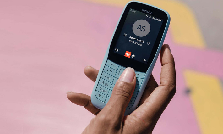 Nokia 220 4G được thiết kế khá đơn giản. Máy vuông vức với những đường bo tròn mềm mại. Phần màn hình bên trên hơi phình ra và được vuốt cong, nhỏ lại theo chiều ngang từ phần bàn phím T9 bên dưới.
