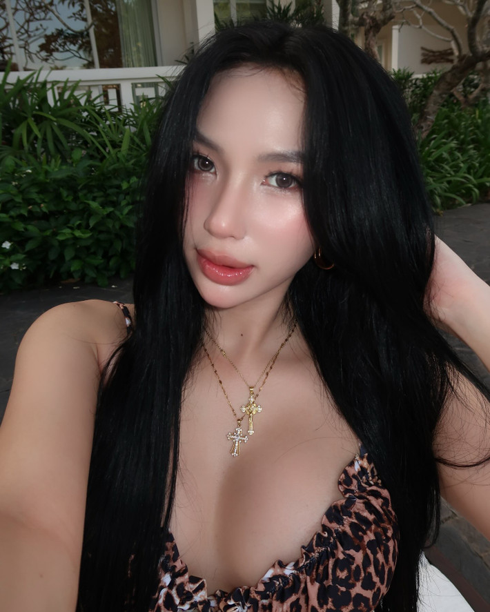 Là một Tiktoker nổi lên với những điệu nhảy gợi cảm và phong cách quyến rũ, cô nàng cũng không ít lần nhận về lời bình luận tiêu cực, tuy nhiên, Quỳnh Như không quá bận tâm mà chỉ tập trung vào chính mình. Phong cách này cũng tạo nên nét đặc trưng của cô nàng.