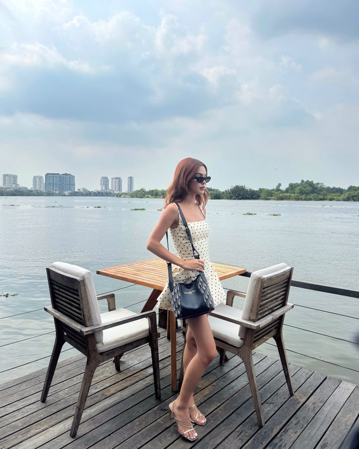 Dù không còn quá ồn ào như trước, Lily Maymac vẫn là một cái tên thu hút sự quan tâm của đông đảo netizen châu Á. Chính vậy khi cô nàng này đăng tải loạt ảnh check-in tại TP HCM, nhiều fan Việt tỏ ra vô cùng bất ngờ và thích thú.