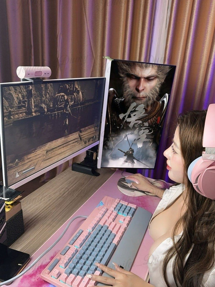 Không chỉ thu hút bởi sự tập trung và đam mê dành cho trò chơi, mà góc gaming của cô nàng cũng trở thành chủ đề bàn luận sôi nổi. Đặt góc chụp từ trên cao, cô nàng tiện thể "show" được màn hình máy tính, thế nhưng cũng khiến cô nàng có pha hớ hênh khi để lộ vòng 1 khiến netizen "mắt chữ A miệng chữ O".