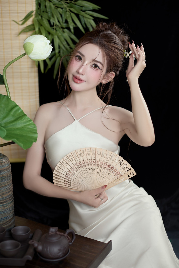 Ngoài công việc là người mẫu, mỹ nhân 31 tuổi còn thử sức mình trong lĩnh vực kinh doanh.