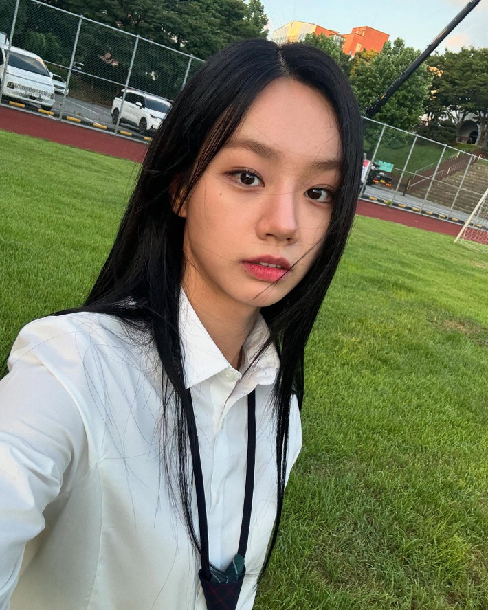 Cách đây ít lâu, Hyeri vướng vào tin đồn tình ái ồn ào tay ba với nam diễn viên Ryu Jun Yeol và Han So Hee. Tháng 3/2024, Hyeri trở thành tâm điểm của truyền thông khi bạn trai cũ của cô, nam diễn viên Ryu Jun Yeol, bị phát hiện hẹn hò với nữ diễn viên Han So Hee tại Hawaii. Thông tin này gây xôn xao dư luận, đặc biệt khi mối quan hệ giữa Hyeri và Ryu Jun Yeol đã kết thúc vào tháng 11/2023, sau 7 năm bên nhau.