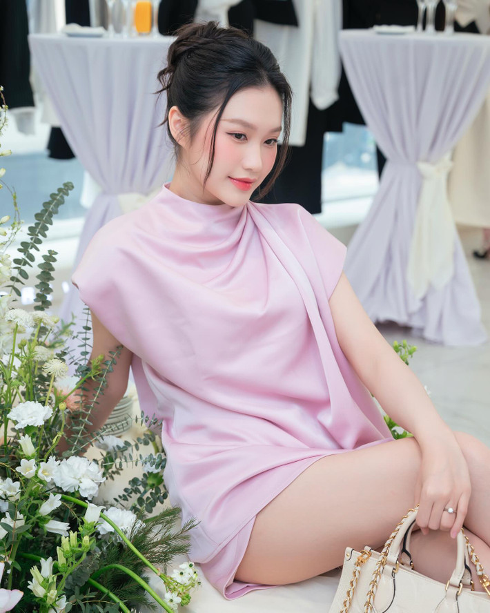 Mới đây, những hình ảnh xinh đẹp của Doãn Hải My – vợ cầu thủ Đoàn Văn Hậu – trong một sự kiện thời trang đã khiến cộng đồng mạng xuýt xoa không ngớt. Diện bộ váy lụa màu hồng pastel thanh lịch, nàng WAGs toát lên vẻ đẹp chuẩn tiểu thư Hà thành với phong thái nhẹ nhàng, duyên dáng.