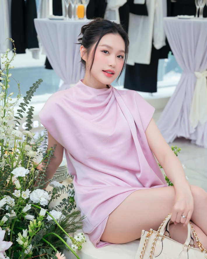 Người đẹp khoác lên mình thiết kế dáng suông với phần vai bất đối xứng tạo nên nét mềm mại, bay bổng.