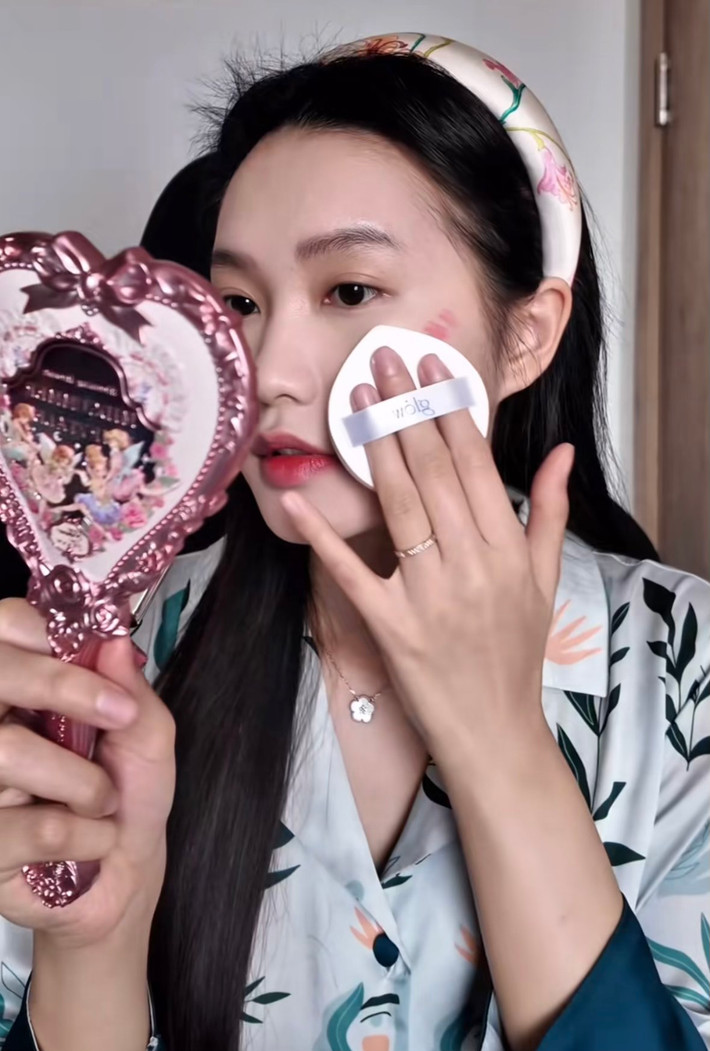 Mới đây, trên mạng xã hội, nàng WAG Doãn Hải My đăng tải video chia sẻ bí quyết làm đẹp. Điều khiến nhiều người thích thú là khoảnh khắc Đoàn Văn Hậu xuất hiện bất ngờ trong video, đặt một nụ hôn ngọt ngào lên trán vợ.