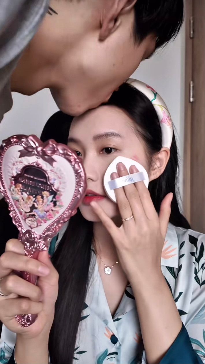 Không chỉ vậy, chàng hậu vệ sinh năm 1999 còn tựa vào đầu vợ đầy tình cảm. Đây cũng là một trong số ít những lần Đoàn Văn Hậu và Doãn Hải My có những hành động thân mật thể hiện tình cảm công khai. Về phía Doãn Hải My, cô nở nụ cười hạnh phúc nhưng vẫn cảm thán: "Bày đặt". Top 10 Hoa hậu Việt Nam 2020 nói với dân mạng: "Khỏi tập trung vào ông chồng tôi nha, ông ấy làm trò đấy".