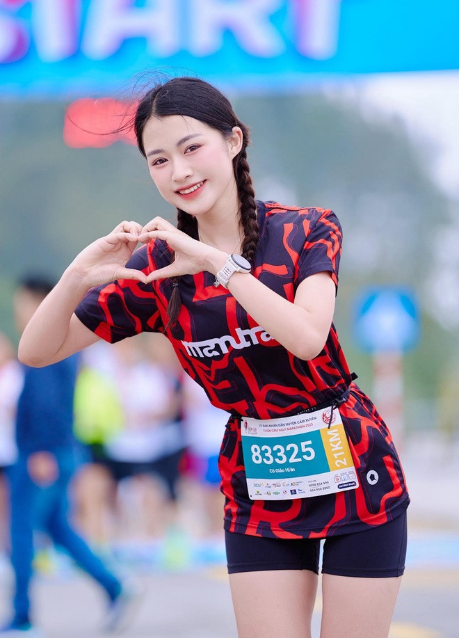 Trên đường đua 21 km, Phan Thị Thu Hiền xuất hiện với diện mạo rạng rỡ, thần thái tự tin cùng nụ cười tươi tắn suốt hành trình. Dù chạy quãng đường dài với cường độ cao, nữ runner vẫn giữ được phong độ ổn định, thể hiện tinh thần thể thao đáng ngưỡng mộ.