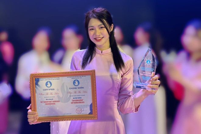 Cô gái sinh năm 2003 hiện là sinh viên năm cuối ngành Giáo dục Tiểu học tại Đại học Vinh và có thành tích học tập tốt, là sinh viên giỏi các năm qua.