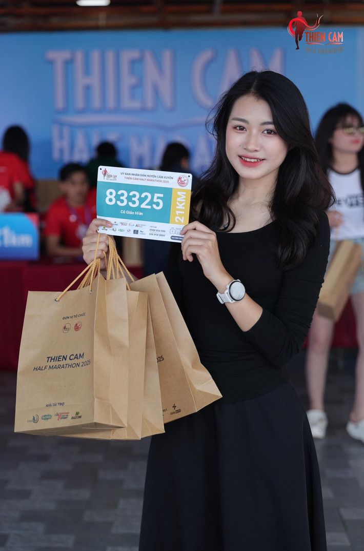 Ở cuộc thi "SV - Đại học Vinh 2024 - Bản sắc Gen Z" Hiền là đội trưởng của đội trường Sư phạm, đoạt giải nhì. Cô còn giành danh hiệu "Nữ sinh tiêu biểu Đại học Vinh năm 2024", giải thưởng Sao tháng Giêng cấp trường 2023.