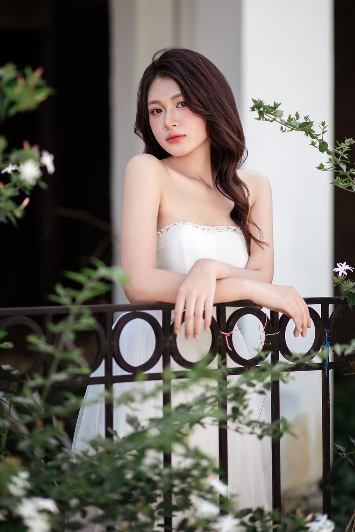 Nhờ vẻ ngoài sáng, cô nhận được nhiều lời mời làm mẫu ảnh cho các nhãn hàng, studio.