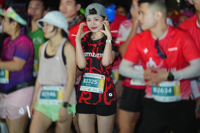 Được biết, Phan Thị Thu Hiền không chỉ đơn thuần tham gia để trải nghiệm mà còn là một người có niềm đam mê lớn với chạy bộ. Cô thường xuyên rèn luyện, tham gia nhiều giải chạy khác nhau để thử thách giới hạn bản thân.