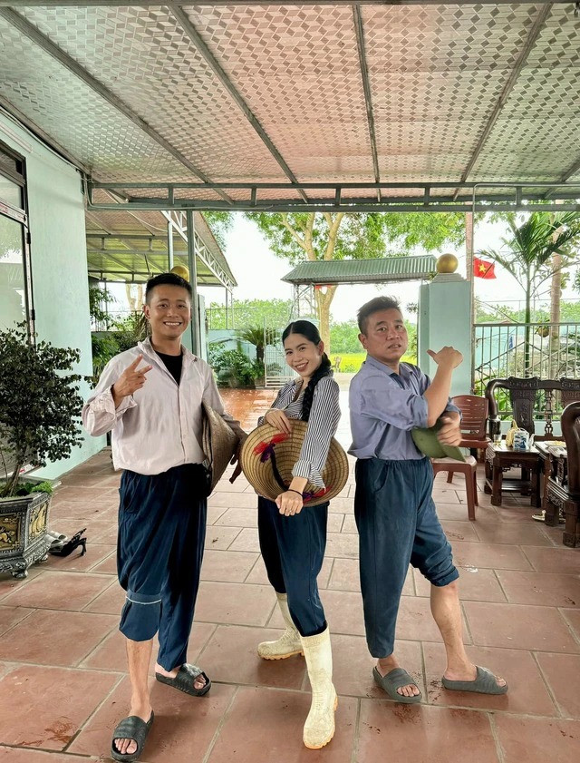 Không chỉ hợp tác với nhau trong công việc, Quang Linh và Hằng Du Mục trong cuộc sống cũng vô cùng thân thiết.