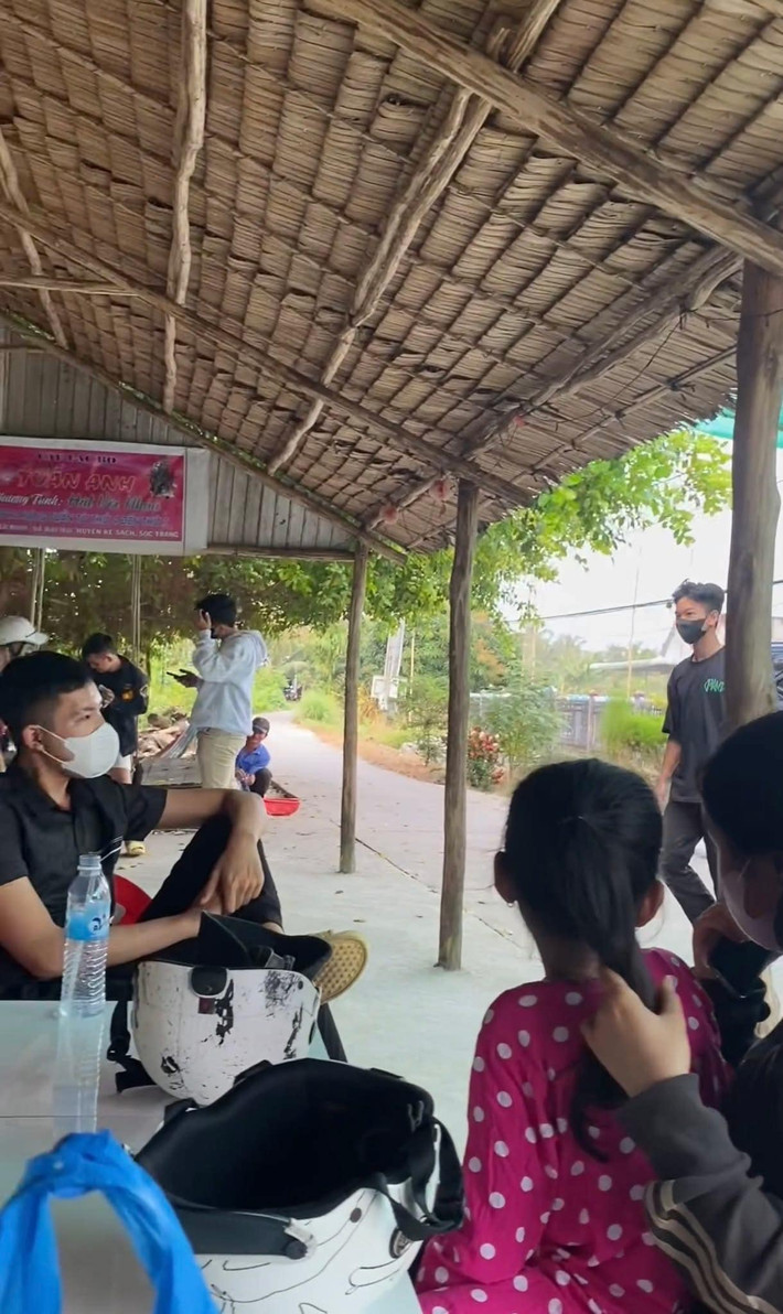 Không chỉ mỗi đu trend trên mạng xã hội, nhiều người còn kéo nhau đến tận nhà nam Tiktoker để được gặp "idol", đòi ăn đám giỗ. (Ảnh: Tổng hợp Facebook)